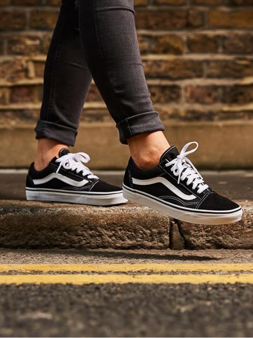 🆕 New In Box Vans Old School Sneakers Unisex Black and White Size